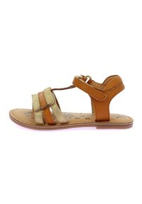 Tan lederen sandalen met twee brede beige banden en enkelsteun. Gedetailleerde voetbed met bloemenpatroon. Platte zool, verstelbare gespsluiting.