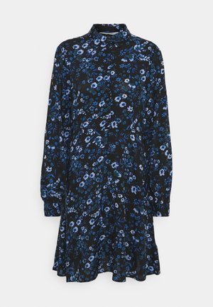 Schwarzes Kleid mit langen Ärmeln, hohem Kragen, das ein blaues Blumenmuster aufweist. Fließende Silhouette mit einem gerafften Bund, weicher Stofftextur.