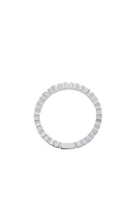 Anello d'argento con una forma circolare caratterizzato da un design testurizzato con sezioni alternate piatte e rigate lungo la sua banda.