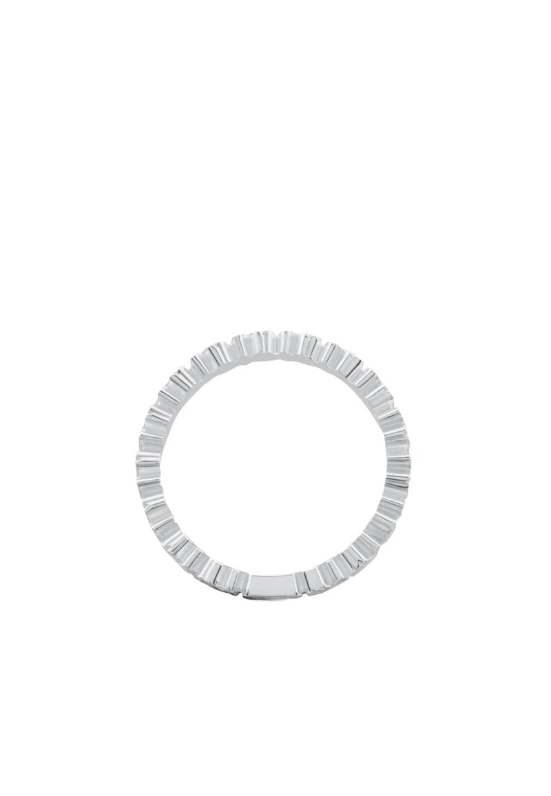 Anello d'argento con una forma circolare caratterizzato da un design testurizzato con sezioni alternate piatte e rigate lungo la sua banda.
