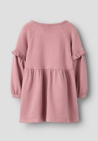 Růžové šaty s dlouhým rukávem, s volánkovými detaily na rukávech, přiléhavým trupem a rozšířenou sukní. Vyrobené z měkkého, elastického materiálu.