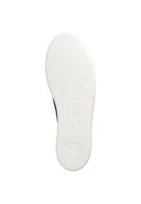 Bílá gumová podrážka s texturovaným povrchem a logem "pg". Má zaoblený tvar s mírným zakřivením na patě.