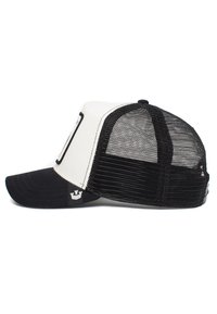 Sort og hvid trucker cap med en solid sort skygge, netbag og et lille logo-tag på siden. Struktureret frontpanel design.