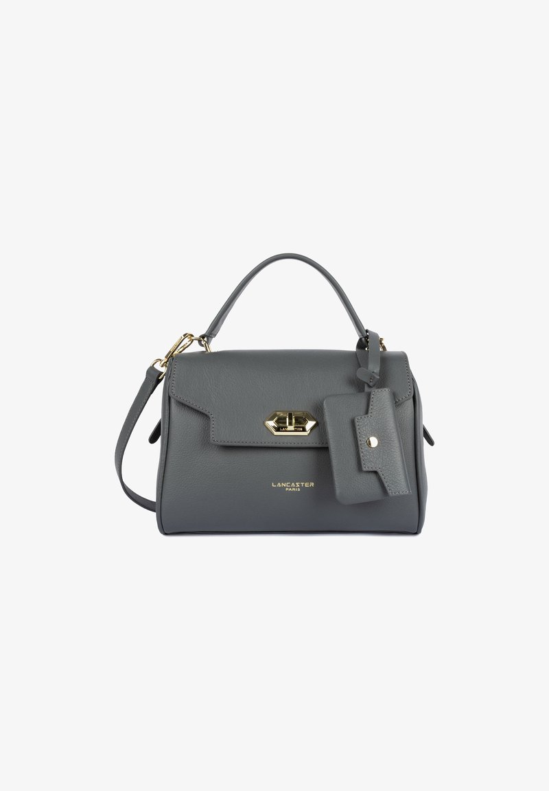 Graue Lederhandtasche mit Obergriff und abnehmbarem Trageriemen, goldfarbener Verschluss und angehängtem passendem Anhänger, gebrandet mit Lancaster Paris.