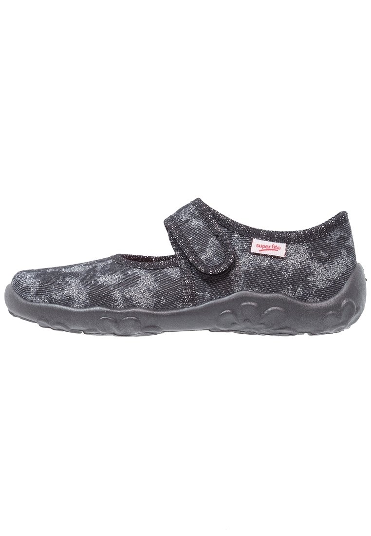 Svart slip-on sko med ett mjukt, texturerat tygöverdrag och ett grått och silvermönster; justerbar kardborreband och gummisula.