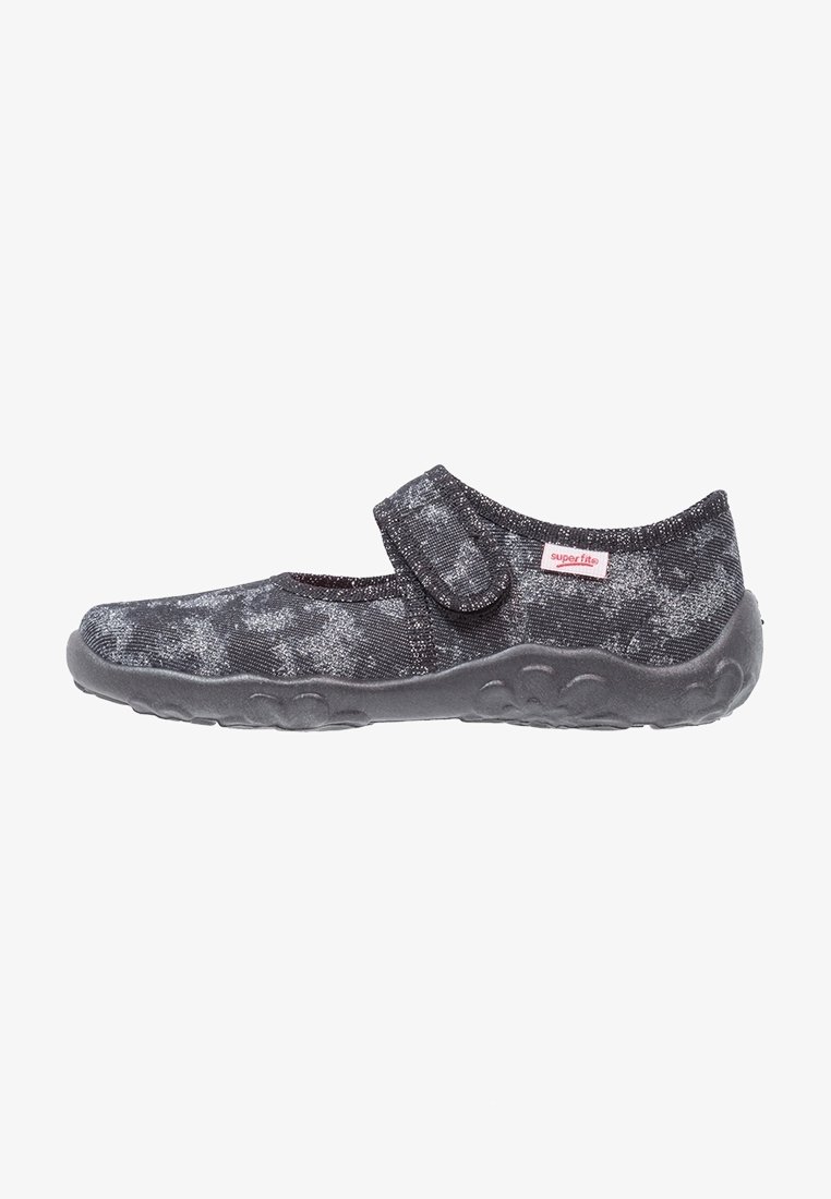 Schwarzer Slipper mit einem weichen, strukturierten Obermaterial und einem grau-silbernen Muster; verstellbarer Klettverschluss und Gummisohle.