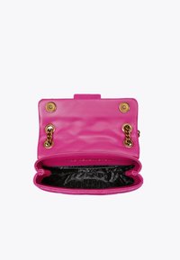 Roze leren handtas met een gequilt ontwerp, gouden hardware accenten en een zwart met patroon interieur. Beschikt over een drukknoopsluiting en kettingdetails.