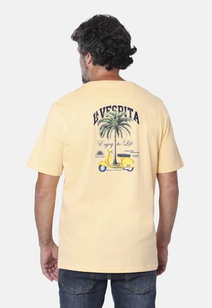Camiseta de algodón amarilla con un gráfico de palmera y una scooter en la parte posterior, con el texto "La Vespita" y "Disfruta la Vida". Manga corta.