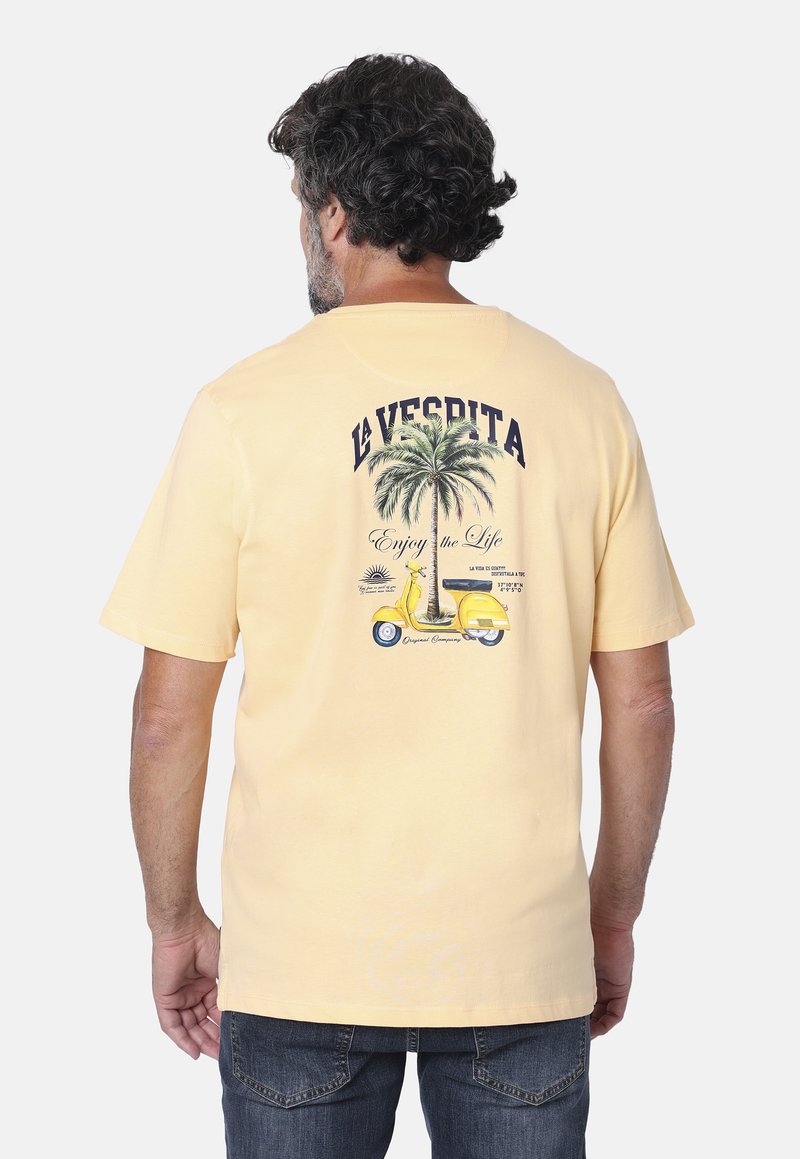 Camiseta de algodón amarilla con un gráfico de palmera y una scooter en la parte posterior, con el texto "La Vespita" y "Disfruta la Vida". Manga corta.