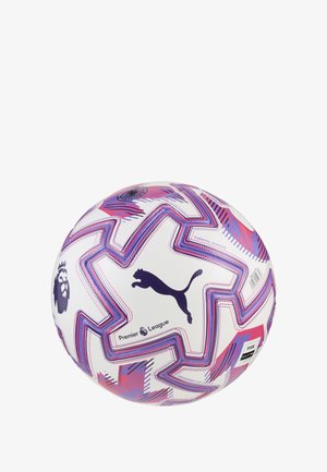 Puma Premier League fodbold, hvid med lilla og pink geometriske mønstre, med en tekstureret overflade og brandingslogoer.