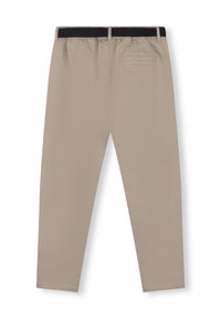 Beige broek met een relaxte pasvorm, elastische tailleband en één achterkantzak. Effen textuur zonder zichtbare patronen of hardware.