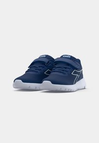 Baskets de sport bleu marine avec tige en maille respirante, semelle en caoutchouc blanc et bande Velcro ajustable. Logo décoratif sur le côté.