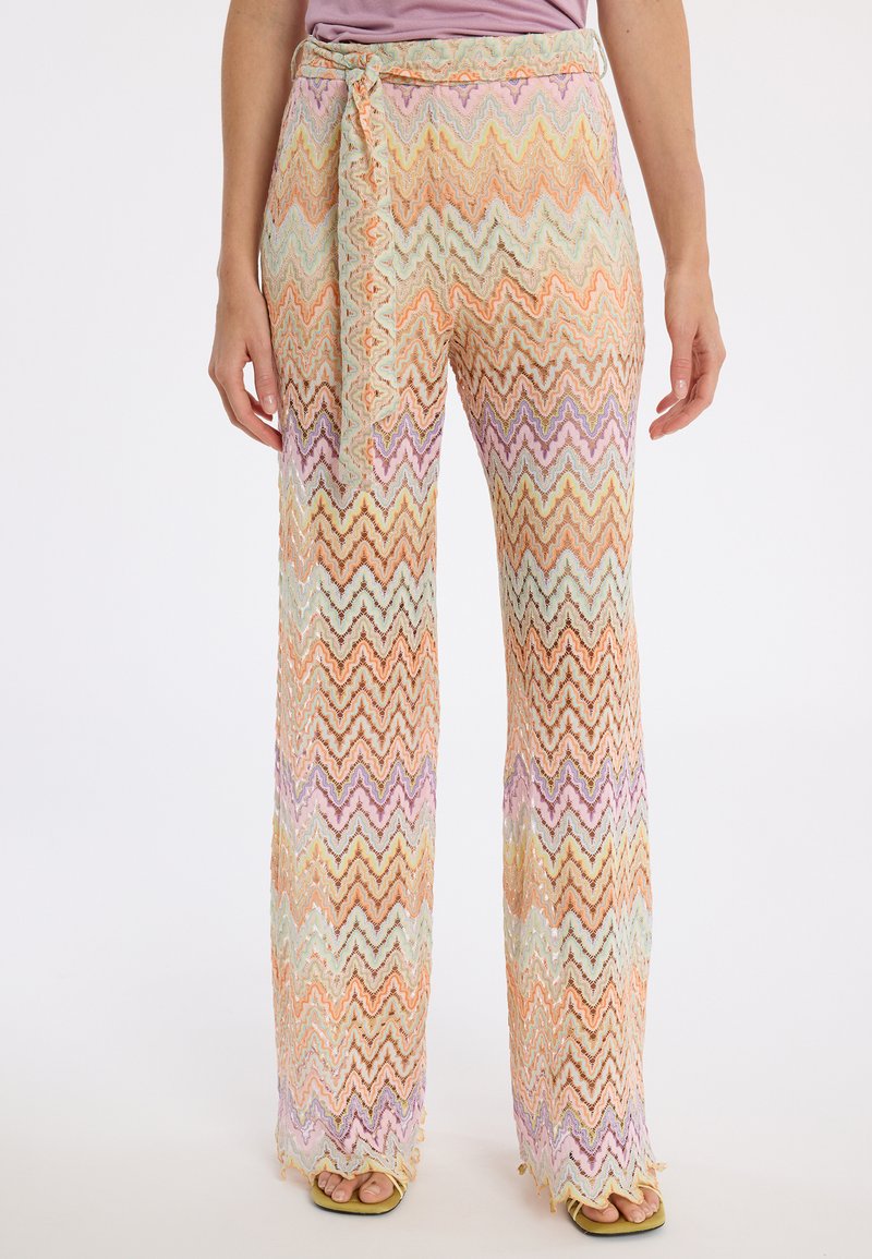 Spitzenhose mit Zickzack-Muster in sanften Farbnuancen von Orange, Lavendel und Minze, mit Bindeband in der Taille und weitem Bein. Strukturierter Stoff.