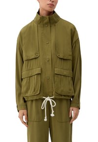 Olivgrüne Utility-Jacke mit hohem Kragen, Druckknöpfen, zwei Fronttaschen und einem verstellbaren Kordelzugsaum mit weißen Akzenten.