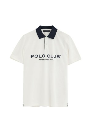 Polo de manga corta blanco con cuello negro y texto frontal "POLO CLUB Established 2012", tapeta de dos botones y pequeñas aberturas laterales.