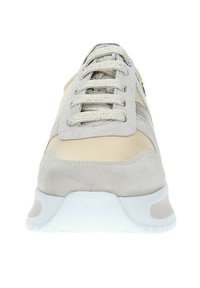 Scarpe da corsa beige con tomaia in camoscio e pelle, caratterizzate da accenti grigi e lacci testurizzati. Punta rotonda e suola in gomma bianca.