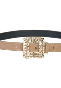 Tan faux leren riem met een grote vierkante strassgesp, soepele textuur, zwarte binnenvoering en verschillende verstellingsgaten.