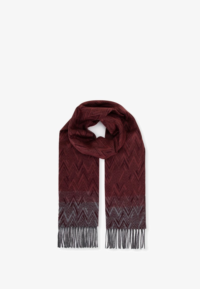 Écharpe bordeaux avec un motif en chevrons, présentant un dégradé qui se fond en gris aux extrémités et se termine par des bords frangés.