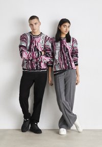 Carlo Colucci RUNDHALS UNISEX - Strickpullover - fuchsia
