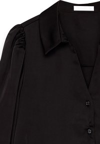Blusa di satin nera con colletto classico, chiusura a bottone e maniche a sbuffo arricciate. Tessuto liscio, design elegante e senza motivi visibili.
