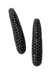 Pendientes negros con forma cónica, cubiertos de pequeños cristales negros, que presentan una superficie texturizada y un acabado liso para mayor brillo.