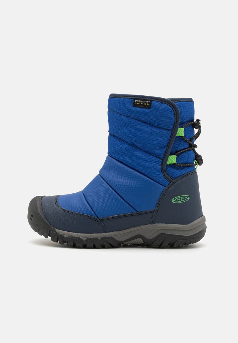 Blauer Winterstiefel aus gestepptem Material, grauer Gummisohle und grünen Akzenten. Verfügt über einen weichen, gepolsterten Schaft und einen verstellbaren Zugverschluss.