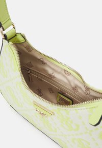 Guess RUMA MINI TOP ZIP - Kézitáska - chartreuse logo