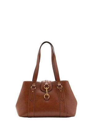 Bolso de mano de cuero marrón con doble asa para el hombro, detalle de hebilla en tono dorado y forma trapezoidal estructurada sobre un fondo blanco.