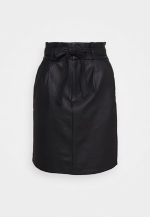 Jupe en cuir noir à taille haute, dotée d'une ceinture nouée à l'avant, de poches latérales et d'une silhouette ajustée. Texture lisse avec une finition élégante.
