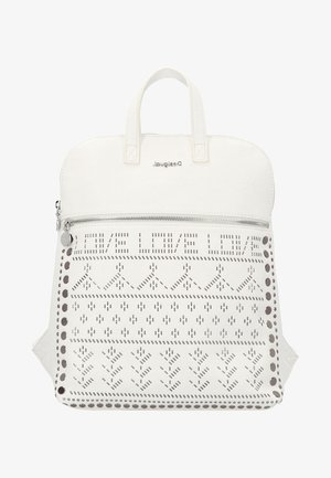 Sac à dos blanc en matériau texturé avec une poignée supérieure, une poche zippée à l'avant et un design perforé avec le texte "LOVE LOVE LOVE".