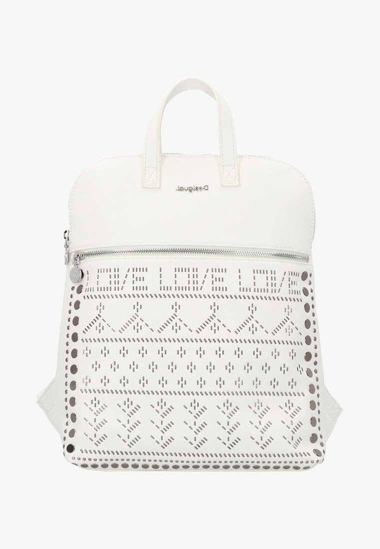 Zaino bianco realizzato in materiale testurizzato, presenta una maniglia superiore, una tasca frontale con zip e un design forato con il testo "LOVE LOVE LOVE".
