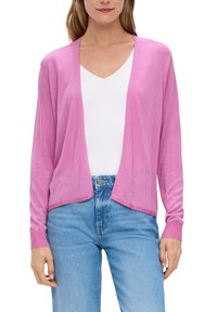 Lekki różowy kardigan z otwartym przodem, długimi rękawami i ściągaczami. W połączeniu z białą bluzką i niebieskimi dżinsami.