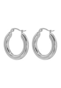 Orecchini a cerchio in argento con finitura lucida, forma ovale, design a doppio strato e chiusura a cerniera per una vestibilità sicura.