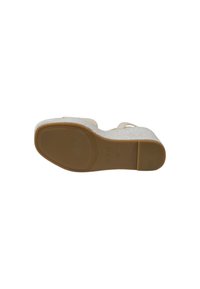 Sandalo con zeppa beige con tomaia in tessuto testurizzato e suola in gomma. Caratterizzato da un tacco curvo e una cinturini regolabile per una vestibilità perfetta.