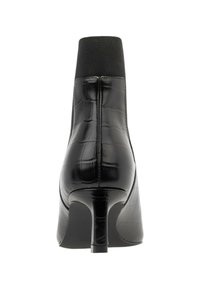 Schwarze Knöchelstiefel mit glänzender Krokodiltextur, schmalem Absatz und elastischen Seitenpanelen für einfaches Anziehen. Glatte Oberfläche, modernes Design.