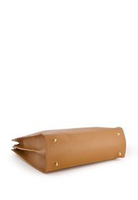 Pochette en cuir tan avec une surface texturée, forme plate et accents en métal doré à la base. Bords lisses.