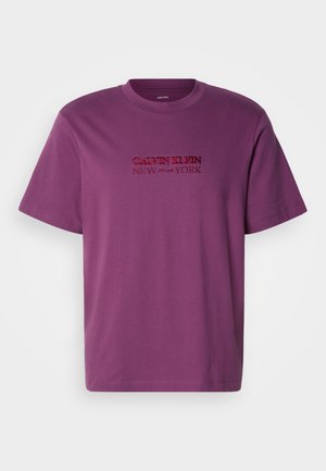 Paarse katoenen t-shirt met korte mouwen en een ronde hals, voorzien van het geborduurde logo "Calvin Klein New York" in contrasterende kleuren.
