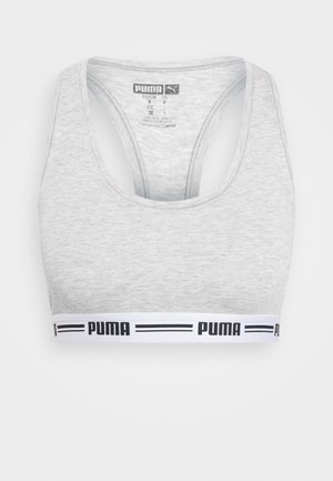 Šedý športový podprsenka s okrúhlym výstrihom a dizajnom s prekríženými ramienkami. Obsahuje biely pás s čiernym logom "PUMA" pozdĺž spodného okraja.