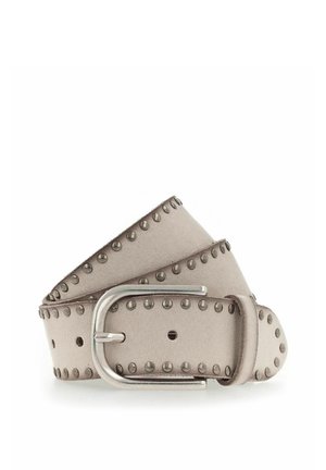 Hellgrauer Ledergürtel mit runden Metallnieten entlang der Ränder und einer silbernen Metallschnalle, aufgewickelt auf weißem Hintergrund dargestellt.