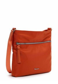 Orangefarbene Umhängetasche mit verstellbarem Riemen, vorderer Reißverschlusstasche und silbernem Tamaris-Logo auf glatter Stoffoberfläche.