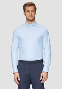 Helles blaues Langarmhemd mit Button-Down-Kragen und glatter Textur, kombiniert mit dunklen Hosen und einem Taillenknopf.