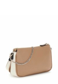 Sac en tissu texturé beige avec un panneau latéral blanc et une bandoulière en chaîne argentée. Il dispose d'une fermeture éclair et d'une forme rectangulaire épurée.