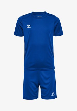 Blauw sportoutfit met korte mouwen en korte broek, met wit hummel-logo op de borst en linkerbeen.