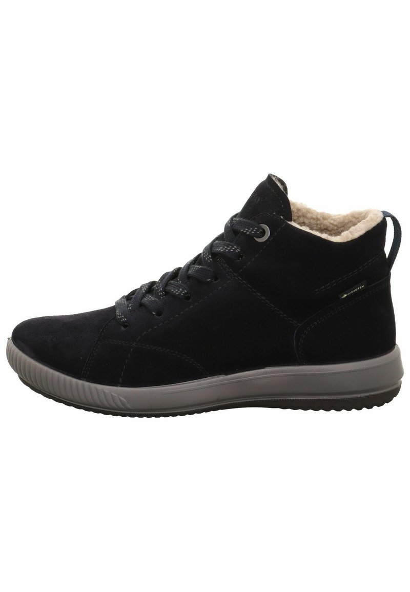 Bottines en daim noir avec une semelle en caoutchouc grise, doublure texturée, fermeture à lacets et un branding minimaliste sur le côté.