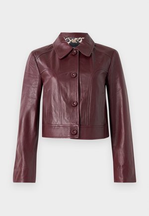 Burgundi nahast lühike jakk, millel on kraega kaelus, nööbid ja pikad varrukad. Sile tekstuur koos dekoratiivsete õmblustega.