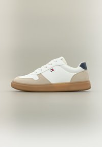 Άσπρο αθλητικό παπούτσι με μπεζ λεπτομέρειες, διαθέτει λείο συνθετικό επάνω μέρος, στρογγυλή μύτη, σχέδιο με κορδόνια και καουτσούκ σόλα. Μικρή λεπτομέρεια λογότυπου στο πλάι.