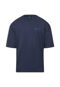 Marineblå bomulds t-shirt med korte ærmer, rund halsudskæring og broderet brandlogo på venstre side. Glat tekstur, afslappet pasform.