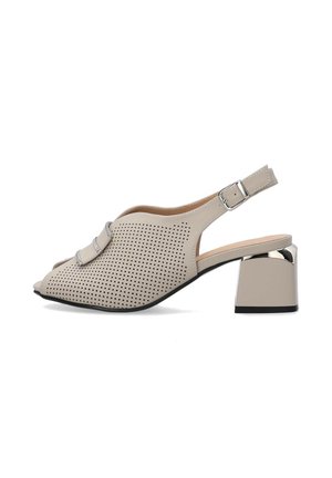 Beige åben-tå slingback sko med perforeret læder, sølvspænde, blokhæl med metallisk detalje og lav sål.