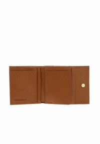 Portefeuille en cuir marron ouvert montrant trois compartiments et un bouton pression doré sur fond blanc.