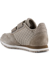 Scarpa da ginnastica grigia chiara con tomaia in camoscio e rete, cinturini in velcro, dettagli testurizzati e suola intermedia bianca. Suola in gomma con motivo di aderenza.